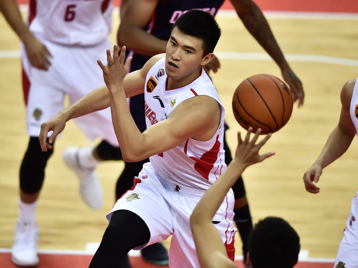 NBA篮球比赛激烈对抗瞬间
